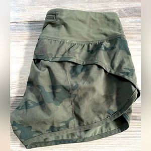 VINTAGE 2013 Lululemon OG green Camo Speed Shorts Size 4 in excellent condition!